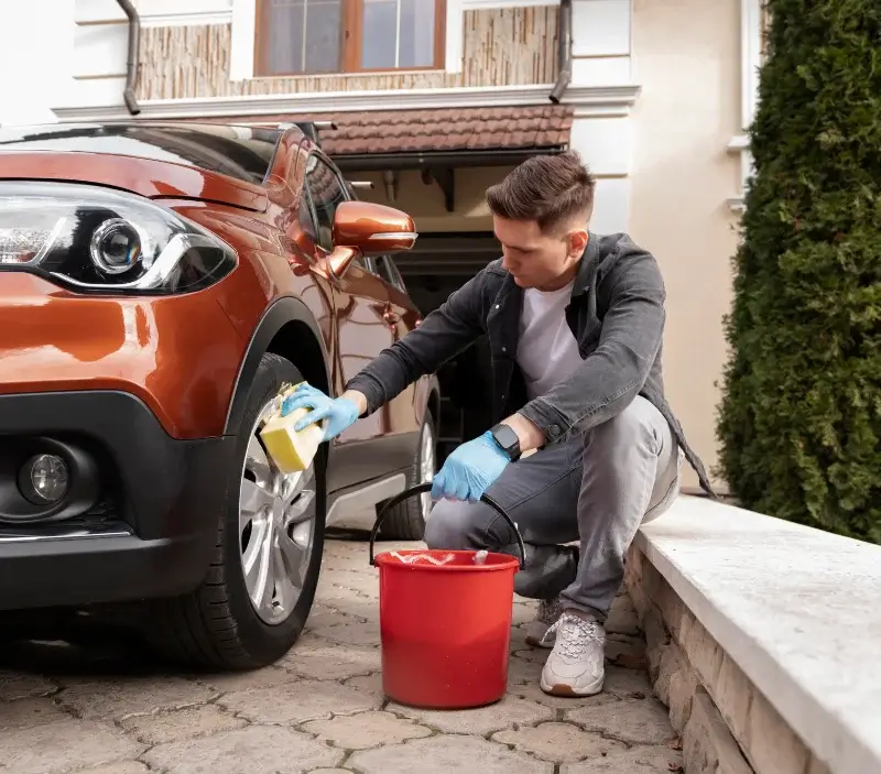 Lavage auto à domicile Fourcès : professionnel intervenant sur un véhicule